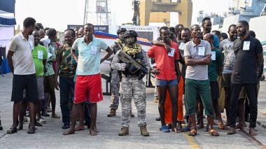 MUMBAI, INDIA - 23 Mart: INS Kolkata, yakalanan 35 korsanla birlikte Mumbai 'ye döndü ve Korsanları Mumbai polisine teslim etti.