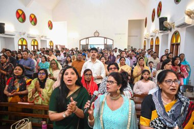 GURUGRAM, INDIA - 31 Mart 2024: Hristiyan cemaati üyeleri Paskalya vesilesiyle Epifani Kilisesi 'ndeki özel dualara katıldılar, John Hall yakınlarındaki Sivil Çizgiler' de İsa 'nın dirilişini kutladılar. 