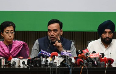 NEW DELHI, INDIA - 24 Mart 2024: Delhi Bakanları ve AAP liderleri Atishi Singh, Gopal Rai ve Delhi Kongre Başkanı Arvinder Singh Lovely Hint Ulusal Gelişim Engelli İttifakı (INDIA) liderlerinin düzenlediği basın toplantısında.