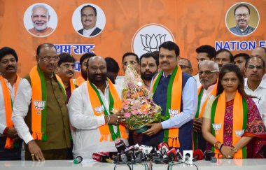 MUMBAI, INDIA - 30 Mart 2024: Eski Lok Sabha Sözcüsü Shivraj Patil 'in kızı Archana Patil Chakurkar, Maharashtra Dy CM Devendra Fadnavis ve Maharashtra BJP Başkanı Chandrashekar Bawankule' nin huzurunda 30 Mart 2024 tarihinde BJP 'ye katıldı..