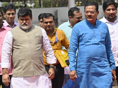 MUMBAI, INDIA - 1 Mart 2024 tarihinde Hindistan, Mumbai 'de Vidhan Bhavan' da yapılan Bütçe Toplantısı sırasında SS MLA Ravindra Waikar. 