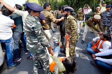 NEW DELHI, INDIA - 5 Mart 2024: Delhi Polisi ve Paramiliter Güvenlik güçleri, Mamata Banerjee hükümetine karşı düzenlenen gösteri sırasında Akhil Bharatiya Vidyarthi Parishad (ABVP) eylemcilerini tutuklamaya çalıştı..