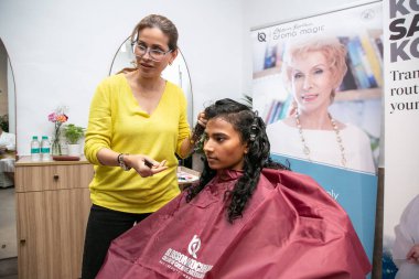 NEW DELHI, INDIA - 13 Mart 2024: Samantha Kochharr, (sarı gömlek), Hindistan 'da önde gelen bir kozmetik şirketinin yöneticisi - HT Citys 25. yaş günü kutlamaları kapsamında düzenlenen makyaj ana sınıfı sırasında Blossom Kochhar Aroma Magic