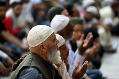 NOIDA, Hindistan - 12 Mart 2024: Müslüman dindarlar, Ramzan 'ın kutsal ayının ilk gününde Sektör 8 Jama Mescidi' nde Namaz 'ı teklif ettiler