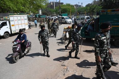 NEW DELHI, INDIA - 9 Mart 2024: Yerel din adamlarıyla birlikte kıdemli polis yetkilileri, Inderlok bölgesindeki Inderlok Mescidi 'nde yaşanan dün yaşanan olay sonrasında durumu değerlendirmek üzere bölgede ortak bir tur attılar..