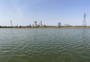 GURUGRAM, INDIA - 27 Mart 2024: Hindistan 'ın Gurugram şehrinde 27 Mart 2024 tarihinde Dwarka Otoyolu yakınlarındaki Basai köyünde bulunan Su arıtma Tesisi. Şehrin bazı bölgelerindeki su kaynaklarının etkilenmesi muhtemel.