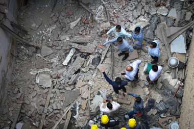 NEW DELHI, INDIA - 21 Mart 2024 'te Hindistan' ın Yeni Delhi kentinde iki kişinin ölümüyle sonuçlanan iki katlı bir binanın yıkılması manzarası