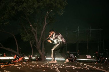 NEW DELHI, INDIA - FEBRUARY 9, 2024: Bollywood şarkıcısı, rapçi, söz yazarı ve müzik bestecisi Raftaar, üç günlük kültür ve teknoloji festivali Moksha - Netaji Subhas Teknoloji Üniversitesi 'nde (NSUT), Dwarka