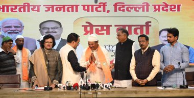 Yeni DELHI, INDIA - 2 Mart: Virendra Sachdeva, Delhi BJP Başkanı Muhalefet lideri Ramvir Singh Bidhuri ile birlikte Başbakan Narendra Modi 'nin çeşitli planları BJP' ye katıldı, Pant Marg