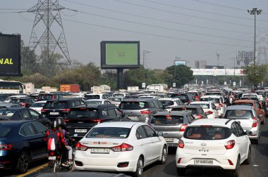 Noida-Delhi DND sınırında 14 Mart 'ta yoğun trafik sıkışıklığı gözlemlendi, 14 Mart 2024' te Hindistan 'ın Noida kentinde Ramlila bölgesinde Kisan Maha panchayat' ın sürmekte olan güvenlik kaygıları nedeniyle.. 