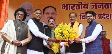 NEW DELHI, INDIA - 13 Mart 2024: Eski MLA Mehrauli Balram Tanwar, Bilgi ve Gençlik İşleri Bakanı Anurag Singh Thakur, Delhi BJP Başkanı Virendra Sachdeva ile birlikte BJP 'ye katıldı. 