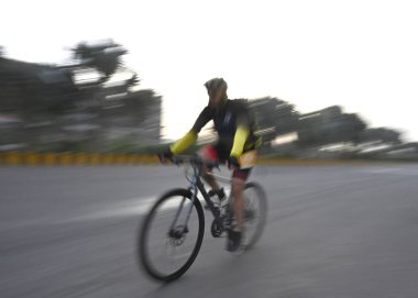 GREATER NOIDA, INDIA - 17 Mart 2024 'te Hindistan' ın başkenti Büyük Noida 'da 55 kilometre uzunluğunda bir Cyclothon' a katıldılar. HCL Cyclothon, Hindistan Bisiklet Federasyonu nezaretinde düzenlendi. 