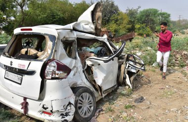 GHAZIABAD, INDIA - 30 Mart 2024: 11 çocuklu bir Ertiga arabası 30 Mart 2024 tarihinde Hindistan 'ın Gaziabad kentinde Delhi Meerut Otoyolu yakınlarındaki durağan bir çöplüğe çarptı. Olayda bir çocuk öldü ve araba sürücüsü öldü.