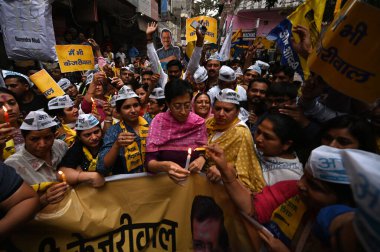 NEW DELHI, INDIA - 24 Mart 2024: Delhi Kabine Bakanı Atishi ve AAP parti çalışanları, Delhi CM Arvind Kejriwal 'ın Delhi tüketim politikası iddiasıyla tutuklanmasının ardından Govindpuri' de Modi Hükümeti 'ne karşı bir protesto yürüyüşü düzenlediler.