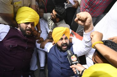 NEW DELHI, INDIA - 26 Mart 2024: Yeni Delhi, Hindistan 'da 26 Mart 2024 tarihinde Delhi CM Arvind Kejriwal' ın tutuklanmasına karşı Patel Chowk metro istasyonu önünde düzenlenen protestolarda güvenlik personeli AAP çalışanlarını gözaltına aldı.