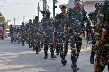 GHAZIABAD, INDIA - 19 Mart 2024: UP Polisi ve CRPF, yaklaşmakta olan Lok Sabha sandıkları öncesinde kanun ve düzeni korumak amacıyla Gaziabad Masuri polis merkezinin Nahal köyünde bayrak yürüyüşü yapıyor 