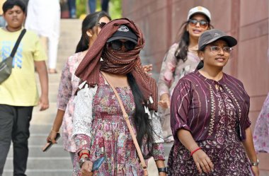 Yeni Delhi, Hindistan - 28 Mart 2024: Hindistan Kapısı 'nda sıcak bir öğleden sonra, 28 Mart 2024 tarihinde Yeni Delhi, Hindistan.