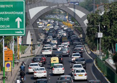 Noida-Delhi DND sınırında 14 Mart 'ta yoğun trafik sıkışıklığı gözlemlendi, 14 Mart 2024' te Hindistan 'ın Noida kentinde Ramlila bölgesinde Kisan Maha panchayat' ın sürmekte olan güvenlik kaygıları nedeniyle.. 