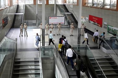 NEW DELHI, INDIA - 26 Mart 2024: Patel Chowk metro istasyonunda görevli güvenlik personeli, Delhi CM Arvind Kejriwal 