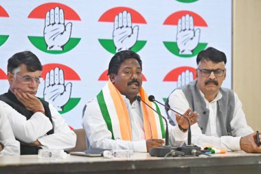 NEW DELHI, INDIA - 20 Mart 2024: Jharkhand BJP lideri Jai Prakash Patel, Ghulam Ahmad Mir, GS (Jharkhand) ve Pawan Khera, AICC genel merkezinde 20 Mart 2024 tarihinde, Yeni Delhi, Hindistan 'da Medya ve Reklam