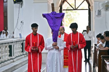 NEW DELHI, INDIA - 29 Mart 2024: Hıristiyan cemaati Kutsal Yürek Katolik Kilisesi, Gol Dak Khana 'da Kutsal Cuma vesilesiyle namaz kılıyor 