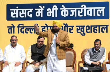 NEW DELHI, INDIA - 8 Mart 2024: Punjab Genel Sekreteri Bhagwant Mann, Lok Sabha seçim kampanyası sırasında parti lideri Gopal Rai ve Dört Lok Sabha adayı ile birlikte Delhi Genel Sekreteri Arvind Kejriwal 'a seslendi 