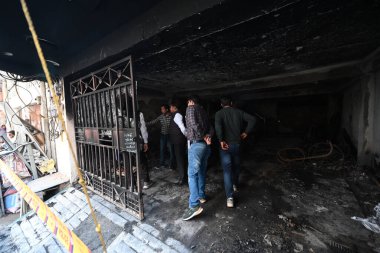 NEW DELHI, INDIA - 14 Mart 2024: 4 katlı Shahdara bölgesinde büyük bir yangın çıktı, 14 Mart 2024 tarihinde, Yeni Delhi, Hindistan 'da. Dört kişi, bir çift ve iki çocuk boğularak öldü..
