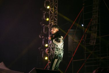 NEW DELHI, INDIA - FEBRUARY 9, 2024: Bollywood şarkıcısı, rapçi, söz yazarı ve müzik bestecisi Raftaar, üç günlük kültür ve teknoloji festivali Moksha - Netaji Subhas Teknoloji Üniversitesi 'nde (NSUT), Dwarka