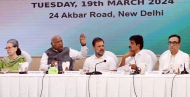 NEW DELHI, INDIA - 19 Mart 2024: Kongre Başkanı Mallikarjun Kharge ve parti liderleri Sonia Gandhi, Rahul Gandhi ve diğerleri 19 Mart 2024 'te Hindistan' ın Yeni Delhi kentinde düzenlenen Kongre Çalışma Komitesi toplantısında. 