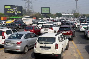 Noida-Delhi DND sınırında 14 Mart 'ta yoğun trafik sıkışıklığı gözlemlendi, 14 Mart 2024' te Hindistan 'ın Noida kentinde Ramlila bölgesinde Kisan Maha panchayat' ın sürmekte olan güvenlik kaygıları nedeniyle.. 