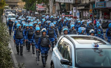 NEW DELHI, INDIA - 12 Mart 2024: Delhi Polis ve Güvenlik Personel Bayrak Yürüyüşü Seelam Pur Jaffarabad Kuzeydoğu Delhi Yolu 'nda İçişleri Bakanlığı' nın Vatandaşlık Yasası 'nın (Yasa Değişikliği) uygulanmasına ilişkin kuralları bildirmesinden bir gün sonra.