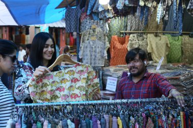 NEW DELHI, INDIA - 23 Şubat 2024: (EDITOR 'un Notu) Bollywood oyuncusu Adah Sharma, 23 Şubat 2024 tarihinde Dilli Haat' ta kültürü incelerken, HT City ile özel bir röportaj sırasında poz verir. 