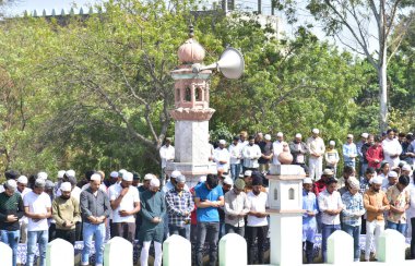 GHAZIABAD, INDIA - 15 Mart 2024 tarihinde, Müslüman dindarlar Hindistanın Gaziabad kentinde, kutsal Ramazan ayının ilk Cuma günü Jummah Nmaz 'ı teklif ettiler. Her yıl, İslam takviminin dokuzuncu ayına büyük bir adanmışlıkla bakılıyor.