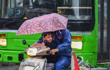 NEW DELHI, INDIA - 2 Mart 2024: Yeni Delhi, Hindistan 'da 2 Mart 2024 tarihinde, hafif yağmur sırasında, yağmur şiddetli soğuğu artırdı. Cumartesi günü yağan yağmur başkentin bir kısmını kasıp kavurdu.