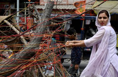 NOIDA, INDIA - 24 Mart 2024 'te Hindistan' ın Noida kentinde, Holi 22. Bölge 'de düzenlenen Holika Dahan festivali sırasında ibadete gelenler. 