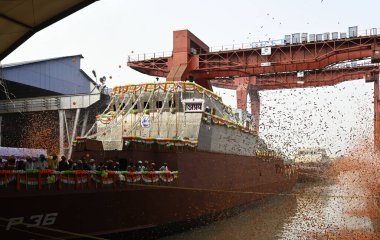 KOLKATA, INDIA - 13 Mart 2024: Garden Reach, Hindistan 'da Garden Reach' te Garden Reach & Engineers Ltd. (GRSE) tarafından inşa edilen Hint Donanması için iki ASW SWC savaş gemisinin fırlatılması. 