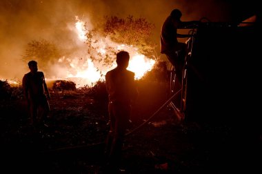 NOIDA, INDIA - 25 Mart 2024: Pazartesi akşamı Sektör 32 'deki boş bir arsada meydana gelen yangın, yakınlardaki bölge sakinlerini boğulma, gözlerinde yanma hissi bıraktı. 20 yangın ihalesi olayı kontrol altına almak için yerinde.