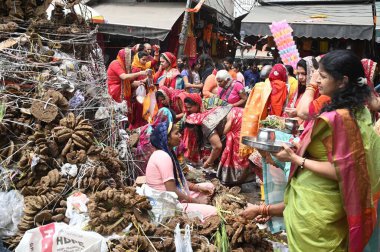 GURUGRAM, INDIA - 24 Mart 2024: Sadar Çarşısı 'ndaki Holi festivalinden bir gün önce, kadınlar Holika Dehan önünde ayinler düzenliyor