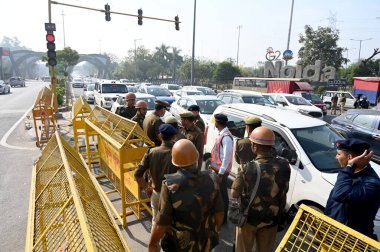 NEW DELHI, INDIA - 14 Mart 2024: Delhi polisi ve Gautam Buddha Nagar polis teşkilatı çiftçilerin mitingini durdurmak için 14 Mart 2024 tarihinde Noida-Delhi Chilla sınırına konuşlandırıldı. Punjab çiftçileri Ramlila Meydan 'da toplandı.