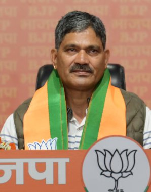 NEW DELHI, INDIA - 17 Mart: Rajendra Singh Bhandari, Badrinath Meclis seçmenleri kongresi milletvekili Uttarakhand Genel Sekreteri Pushkar Singh Dhami ve Sendika Bakanı Piyush Goel 'in DDU Marg' daki BJP karargahında BJP 'ye katıldılar