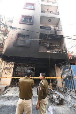 NEW DELHI, INDIA - 14 Mart 2024: 4 katlı Shahdara bölgesinde büyük bir yangın çıktı, 14 Mart 2024 tarihinde, Yeni Delhi, Hindistan 'da. Dört kişi, bir çift ve iki çocuk boğularak öldü..