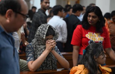 NEW DELHI, INDIA - 31 Mart 2024: İnsanlar Paskalya Pazar günü Yeni Delhi, Hindistan 'da 31 Mart 2024 tarihinde Sacred Heart Katedrali Kilisesi' nde yapılan ayine katıldılar. Pascha ya da Diriliş Pazarı da denir.. 