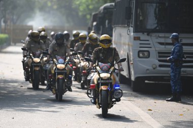 NEW DELHI, INDIA - 22 Mart 2024: AAP lideri ve Delhi Başbakanı Arvind Kejriwal 'ın 22 Mart 2024 tarihinde Yeni Delhi, Hindistan' da ITO Chowk 'ta tutuklanmasına karşı düzenlenen AAP protestosu sırasında ITO' da konuşlandırılan ağır güvenlik güçleri.