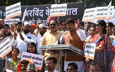 NEW DELHI, INDIA - 23 Mart 2024: Kuzey Doğu Delhi Aday Manoj Tiwari ve Delhi BJP Başkanı Virendra Sachdeva ve parti liderleri ve işçileri ile birlikte Dharna 'da Yolsuzlukla Mücadele İçin Dua ve Yeminler.