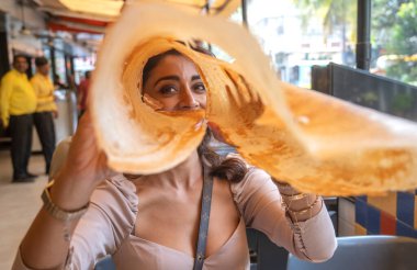 MUMBAI, INDIA - 28 Şubat 2024: Bollywood oyuncusu Shriya Saran, Dünya Dosyasının vesilesiyle en sevdiği yemek olan dosa hakkında HT City 'ye verdiği özel röportajda poz verdi 