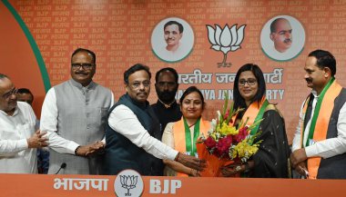 NEW DELHI, INDIA - 27 Mart 2024: Birlik Bakanı Hardeep Singh Puri, BJP Genel Sekreteri Vinod Tawde, Bharatiya Janata Partisi başkanı, Punjab Sunil Kumar Jakhar ve diğerleri Aam Aadmi Partisi 'nin (AAP) milletvekili Sushil Kumar Rinku' yu kutladılar.