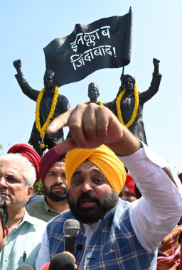 NEW DELHI, INDIA - 23 Mart 2024: Punjab CM Bhagwant Mann ve üç özgürlük savaşçısı Bhagat Singh, Rajguru ve Shaheedi Park 'ta Sukhdev' e çiçek verdikten sonra parti destekçileri ve işçileri.