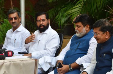 MUMBAI, INDIA - 18 Mart 2024: Maharashtra CM Eknath Shinde, Shivsena (Shinde fraksiyonu) lideri Shambhuraj Desai, Shivsena (Shinde fraksiyonu) lideri Uday Samant 18 Mart 2024 tarihinde Hindistan 'ın Mumbai kentinde basın mensuplarına seslendi..