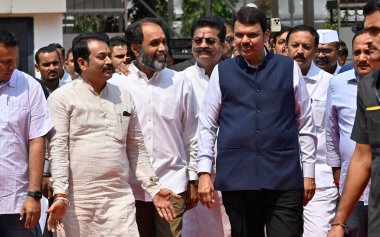MUMBAI, INDIA - 30 Mart 2024: Eski Lok Sabha Sözcüsü Shivraj Patil 'in kızı Archana Patil Chakurkar, Maharashtra Dy CM Devendra Fadnavis ve Maharashtra BJP Başkanı Chandrashekar Bawankule' nin huzurunda 30 Mart 2024 tarihinde BJP 'ye katıldı..