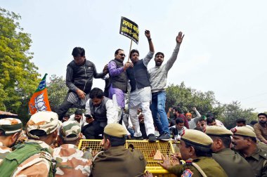 NEW DELHI, INDIA - 1 Mart 2024: BJP Başkanı Virendra Sachdeva, Sandeshkhali sorunuyla ilgili olarak Batı Bengal hükümetine karşı düzenlenen protesto sırasında 1 Mart 2024 'te Yeni Delhi, Hindistan' da Yeni Delhi 'de polis barikatlarını geçmeye çalıştı.